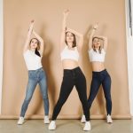 Jeansy mom fit, wide leg czy straight leg – które wybierać do proporcji sylwetki?